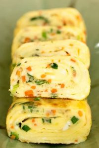 Viniojamas omletas su jūros dumbliais