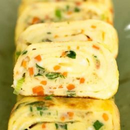 Viniojamas omletas su jūros dumbliais